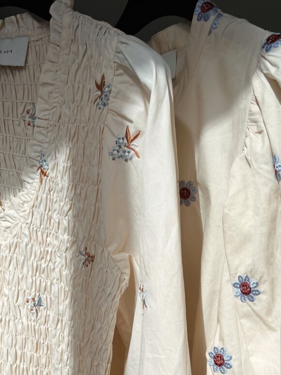 Neo Noir - Bobby Embroidery dress sand