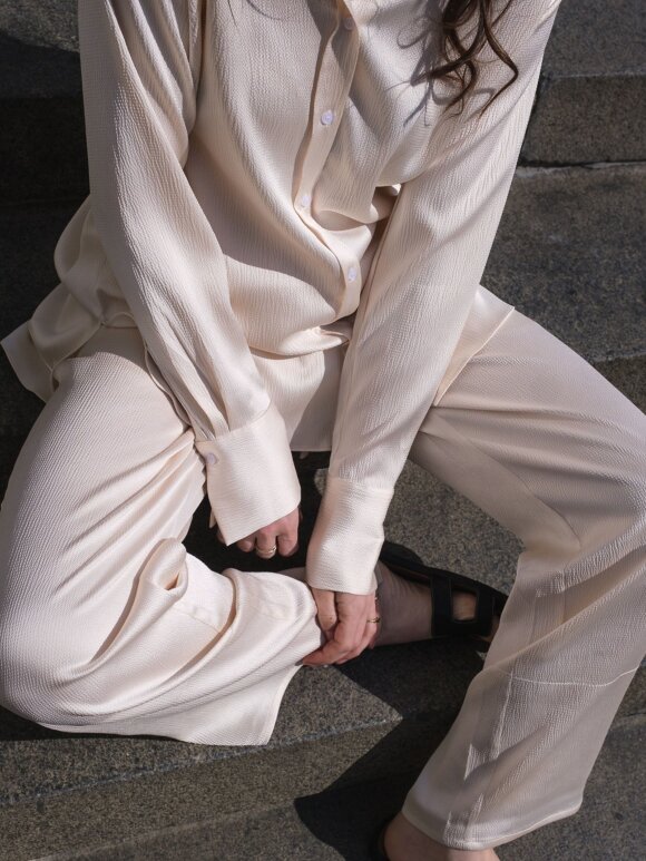 Neo Noir - Kuli crepe satin pants creme