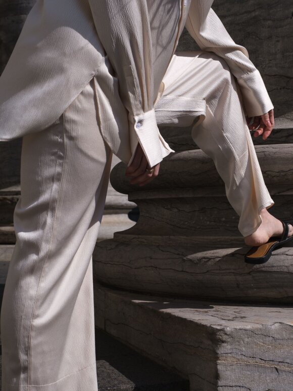 Neo Noir - Kuli crepe satin pants creme