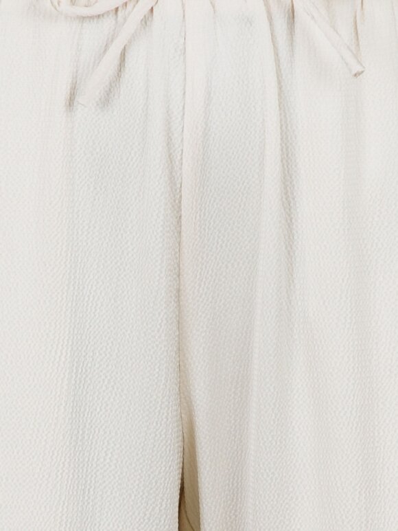 Neo Noir - Kuli crepe satin pants creme
