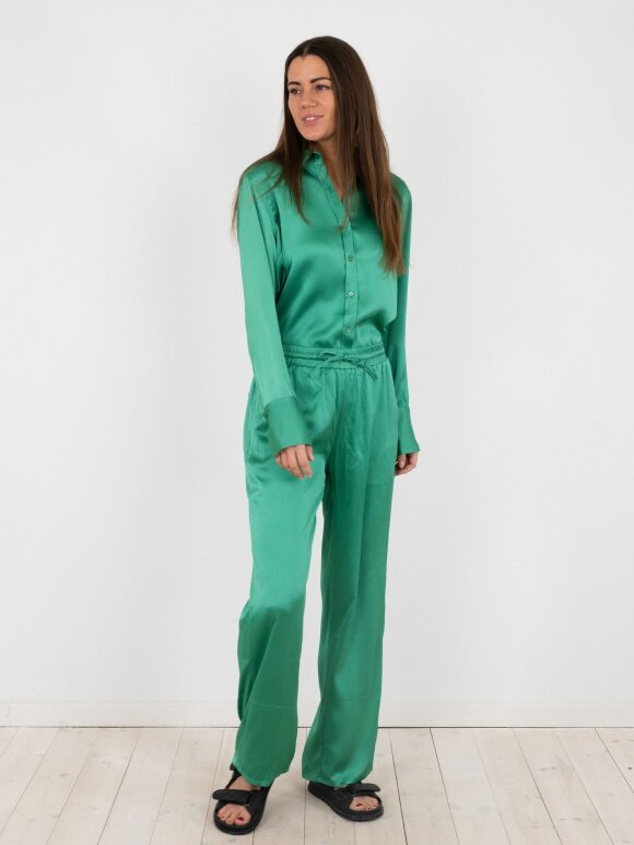 Neo Noir - Kuli crepe satin pants green