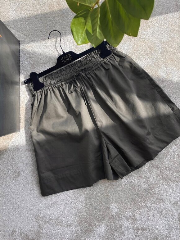 Love & Divine - Love970 Shorts Khaki