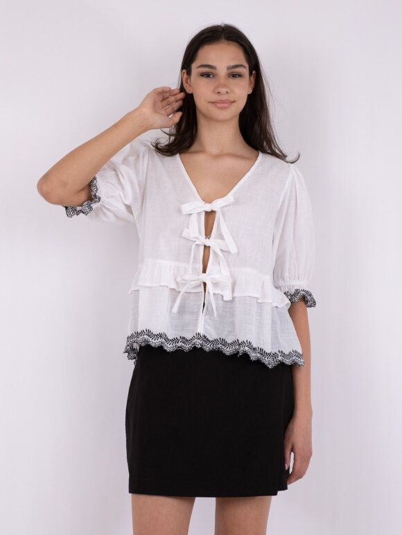 Neo Noir - Raya Embroidery Blouse white
