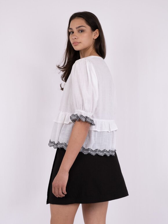 Neo Noir - Raya Embroidery Blouse white