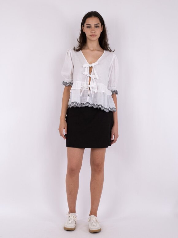 Neo Noir - Raya Embroidery Blouse white