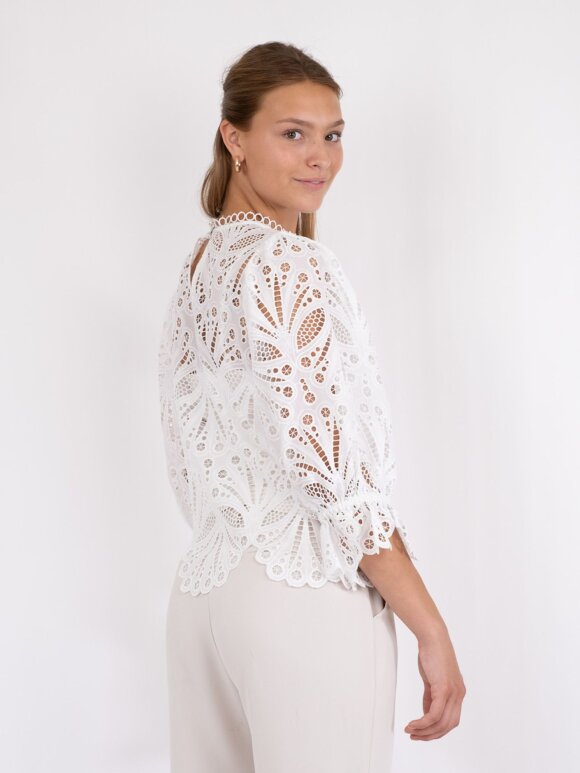 Neo Noir - Adela Embroidery Blouse White