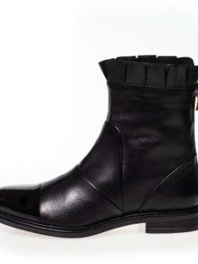 Copenhagen Shoes - Magaret boot w/patent toe blac