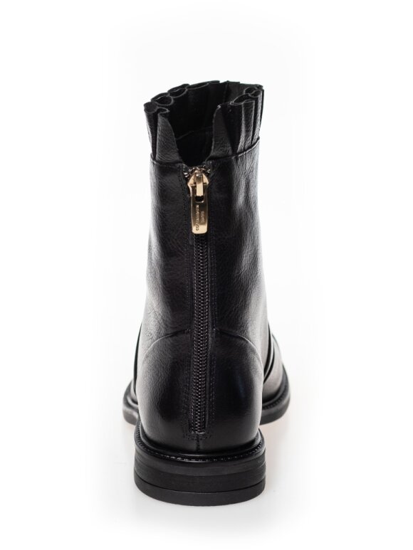 Copenhagen Shoes - Magaret boot w/patent toe blac