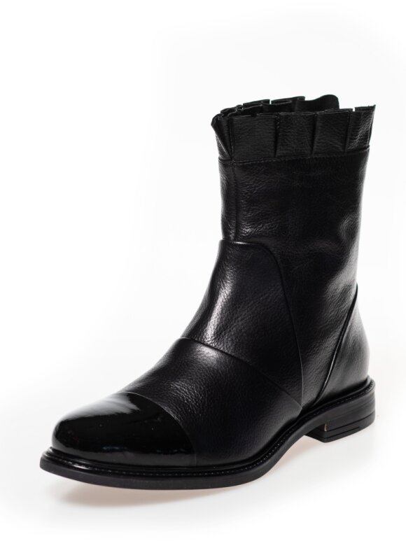 Copenhagen Shoes - Magaret boot w/patent toe blac
