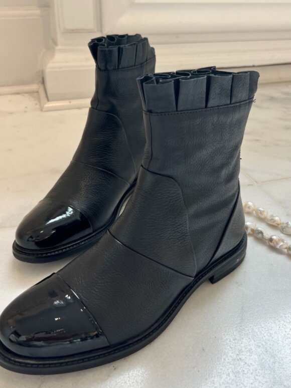 Copenhagen Shoes - Magaret boot w/patent toe blac
