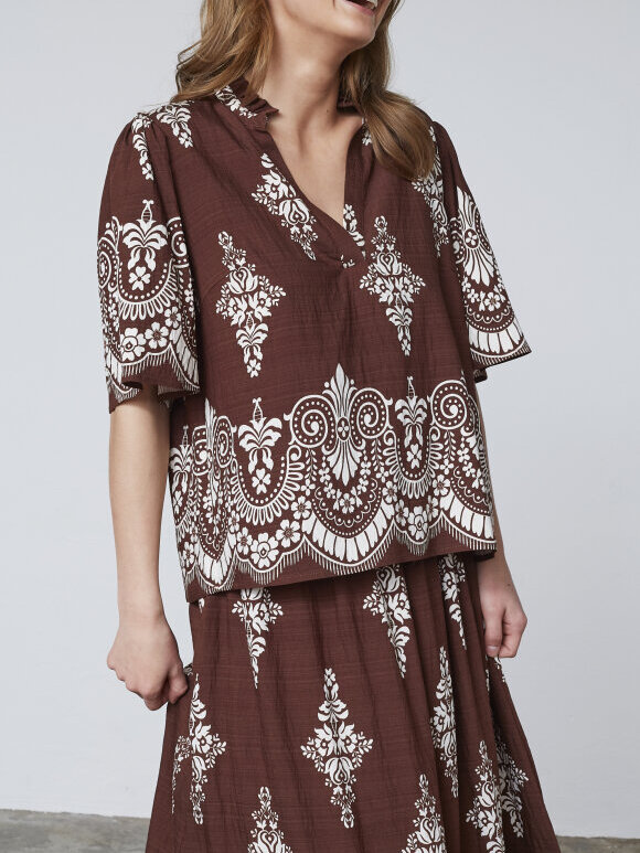 Love & Divine - Love1296-2 Top Brown Paisley