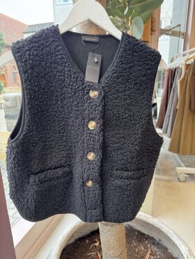 Qnuz - Teddy Vest w. Buttons Black