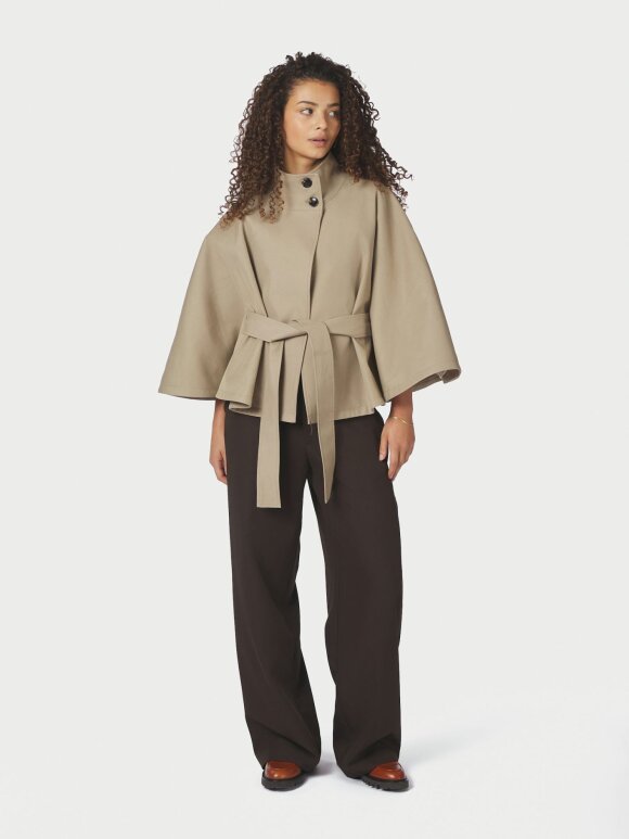 Neo Noir - Zanna Trench Cape Sand