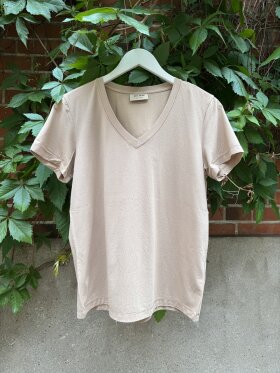 Mos Mosh - MMDala V-SS Basic tee Sesame Mos Mosh - MMDala V-SS Basic tee Sesame