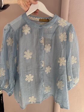 Boho Love - Bluse med Blomst Sky Blue