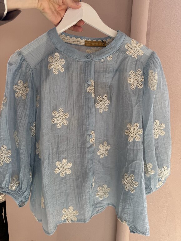 Boho Love - Bluse med Blomst Sky Blue