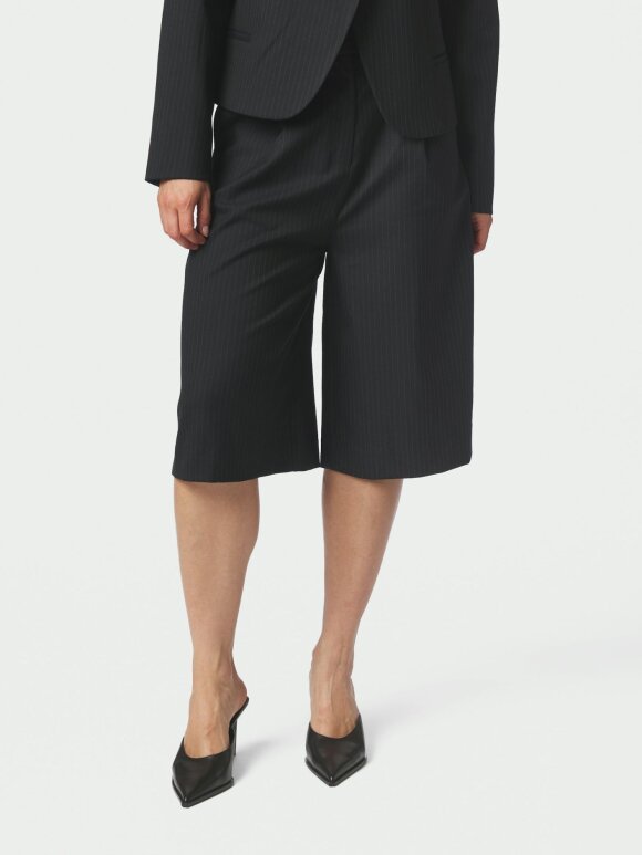 Neo Noir - Rima Slim Pinstripe Shorts Nav