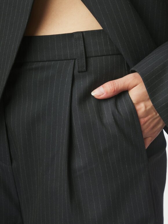 Neo Noir - Rima Slim Pinstripe Shorts Nav