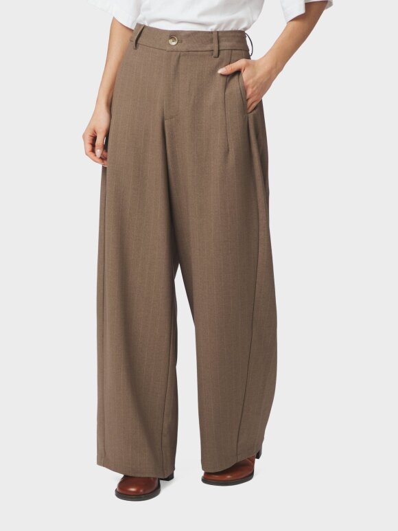 Neo Noir - Essial Pinstripe Pants Taupe