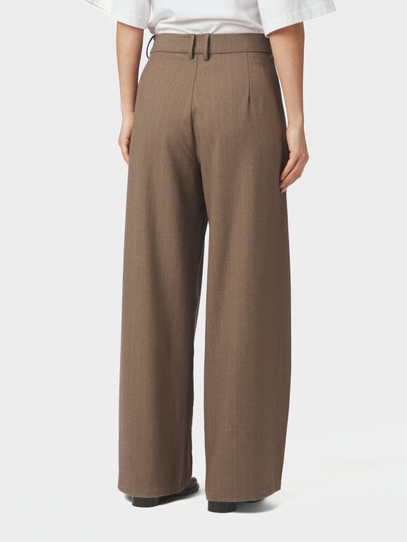 Neo Noir - Essial Pinstripe Pants Taupe