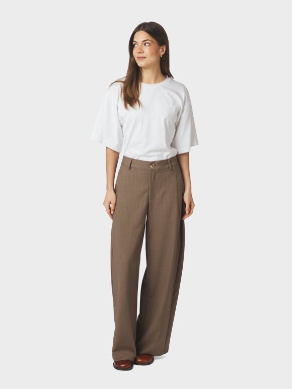 Neo Noir - Essial Pinstripe Pants Taupe