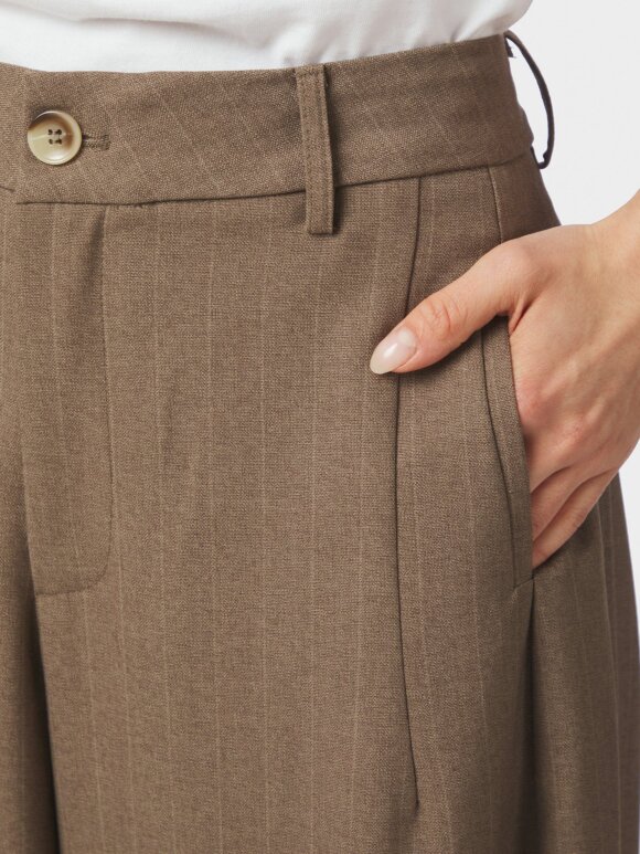 Neo Noir - Essial Pinstripe Pants Taupe