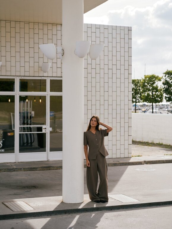 Neo Noir - Essial Pinstripe Pants Taupe