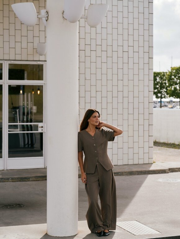Neo Noir - Essial Pinstripe Pants Taupe