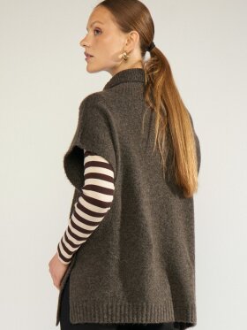 Numph - NUJoline Poncho Black Coffee Numph - NUJoline Poncho Black Coffee