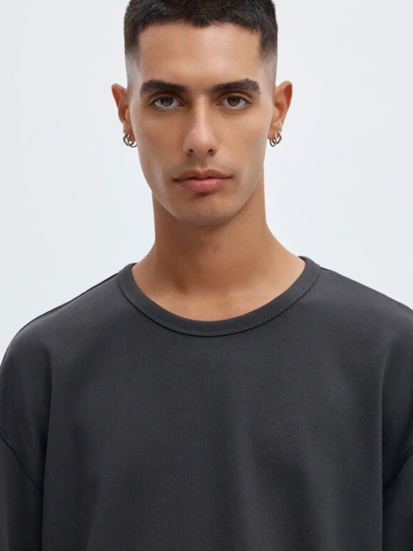 ANNARR - ANREske Stitches LS O-Neck Tee