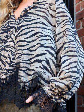 Black Colour - BCSalma Blouse Zebra Black Colour - BCSalma Blouse Zebra