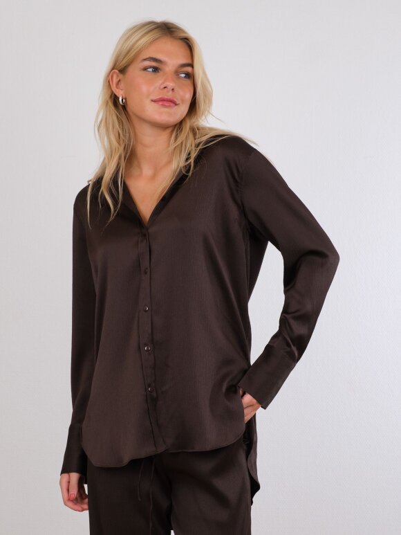 Neo Noir - Margit satin shirt brown